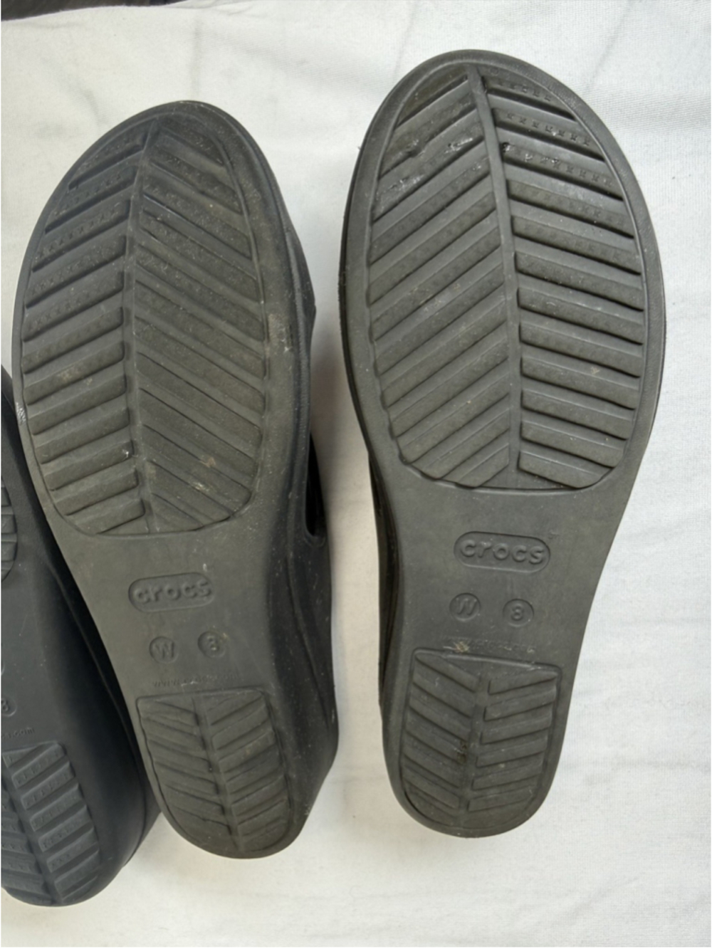 Lot of 2 Crocs Women’s 8 Sanrah Dual Comfort Wedge Slide Sandals Black Gray - Picture 9 of 10